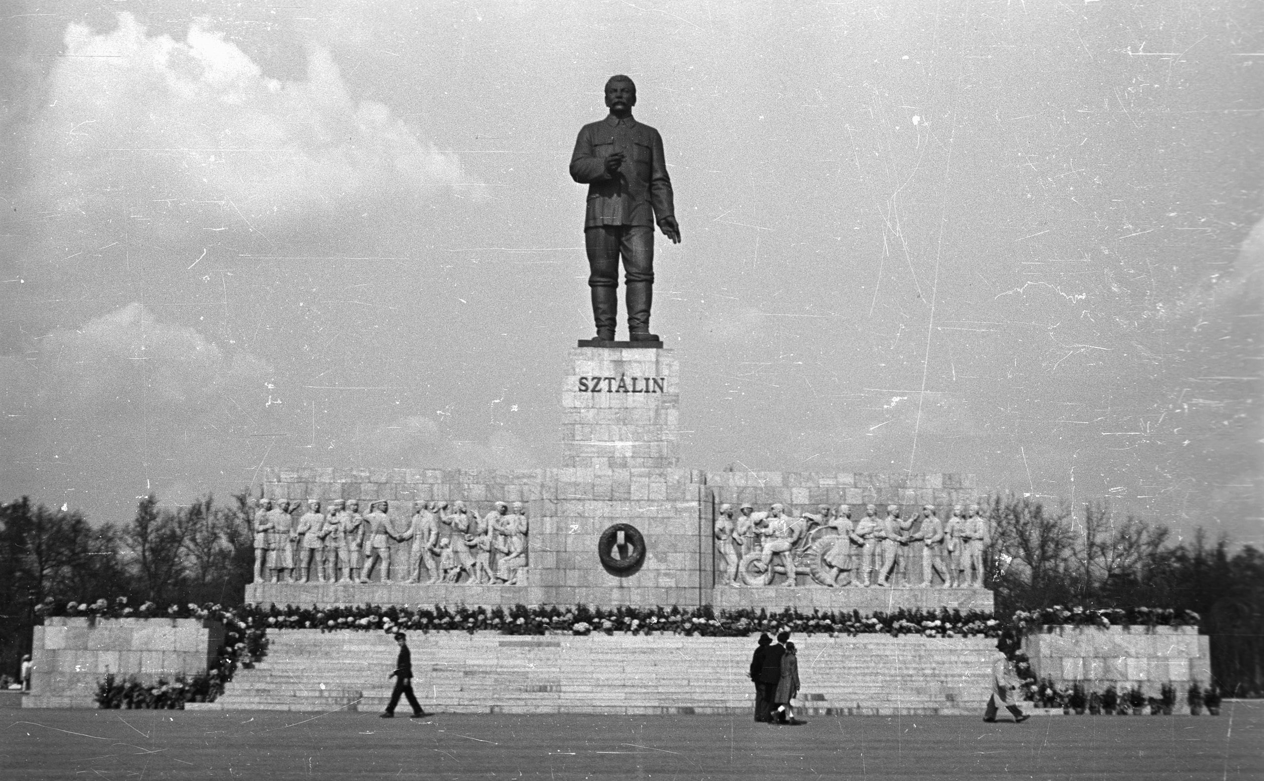 Photo of The massive statue of Stalin statue in Budapest...Torn down by protesters during 1956 revolt in Budapest, Hungary (Wikipedia)