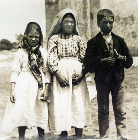 Unusual photo of 3 seers of fatima