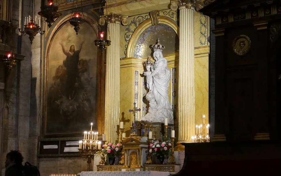 Photo of the lifesize statue of Our Lady of Victories with the infant Jesus, inside Notre-Dame des Victoires.