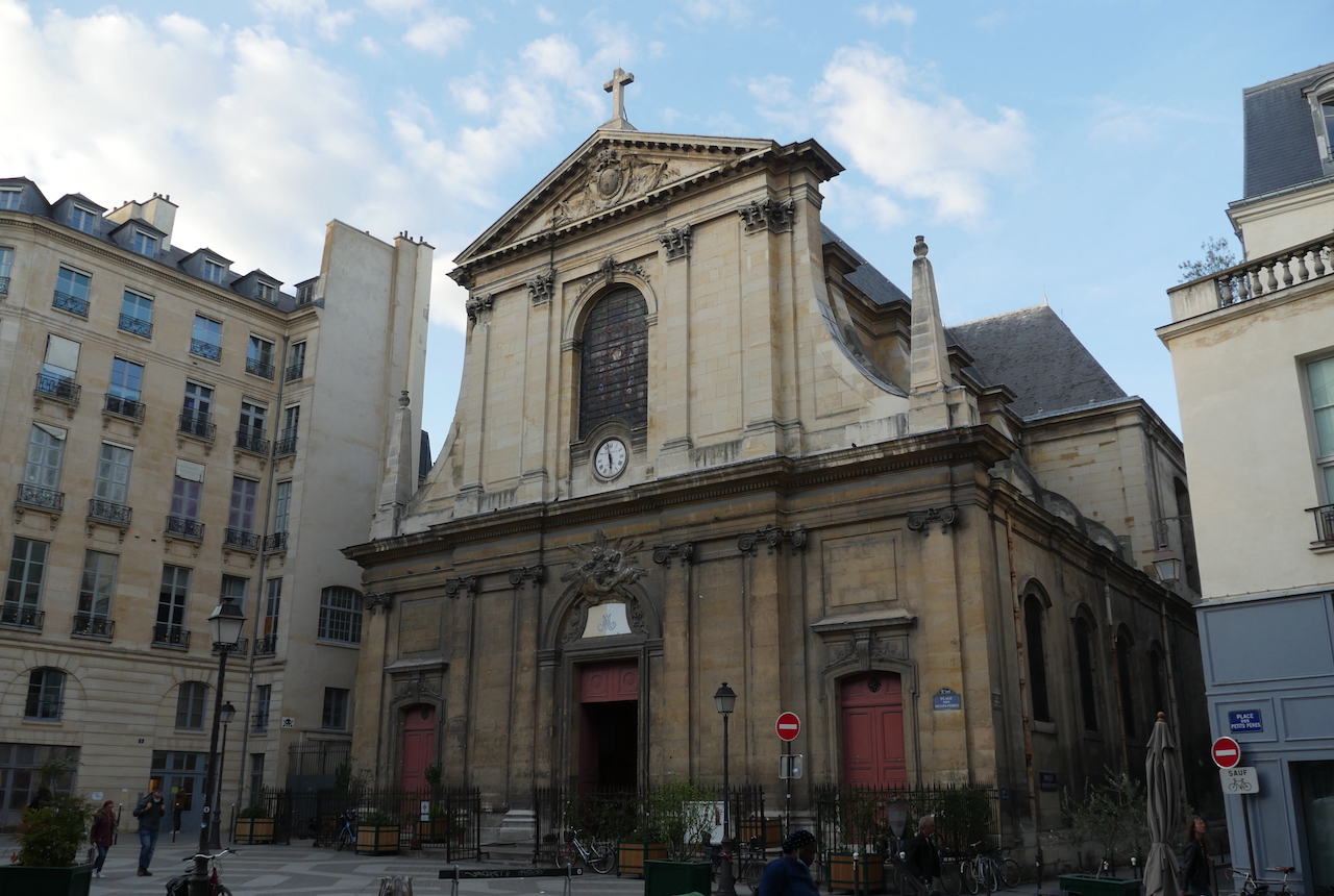 Photo of the front of Notre-Dames des Victoires in Paris, France.