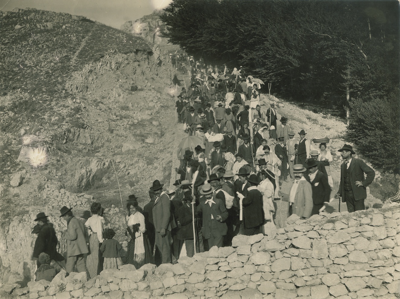 Old photo of pilgrims- from official website of Montevergine